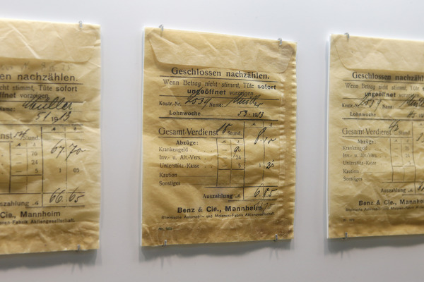 Lohntüten aus der Gründerzeit, zu sehen im Mercedes-Museum in Stuttgart