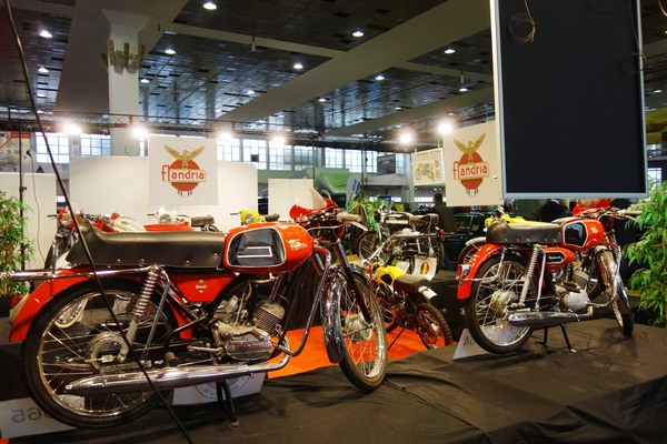 Lokalkolorit: Mopeds der belgischen Firma Flandria, vorne eine Rekord 5 aus den Sechzigerjahren – Interclassics Classic Car Show Brüssel 2023