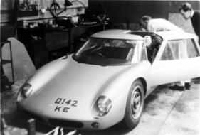 Lola GT (1963) - Eric Broadley überwacht die Fertigstellung seines Sportwagens