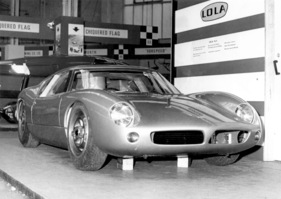 Lola GT (1963) - die Ähnlichkeiten mit dem späteren Ford GT sind nicht zufällig - hier bei der ersten öffentlichen Präsentation an der Londoner Rennwagenausstellung 1963 zu sehen - fuhr auch mit Startnummer 6 in Le Mans 1963