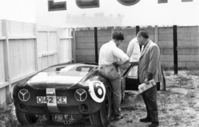 Lola Mk6 GT (1963) in Le Mans 1963 - Lola Besitzer Eric Broadley (links) mit der Rennleitung im Gespräch - der ultratief liegende Lola musste noch einige Änderungen über sich ergehen lassen