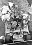 Lola T 163 (1969) – McLaren- und Chaparral-Mechaniker helfen beim Motortausch an Chuck Parsons' "Simoniz Special"