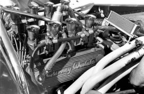 Dan Gurneys Lola T 70 wurde von einem Fünfliter-Ford-V8 angetrieben, der von vier Weber-Doppelvergasern beatmet und mit eigenen Gurney-Weslake-Zylinderköpfen bestückt rund 520 PS bei 7800 Umdrehungen leistete.