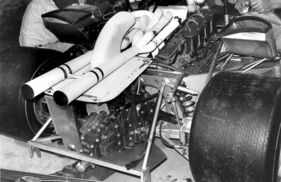 Den exotischsten Motor hatte 1966 der Lola T 70, in den Indycar-Mechaniker George Bignotti Fords DOHC-V8 implantierte, der gut an seinen Einlasskanälen zwischen den Nockenwellen zu erkennen ist.