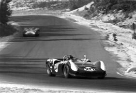 Der Lola T 70 Spyder war füe die erste Can-Am-Saison 1966 für viele das Mittel der Wahl. Dan Gurney fuhr seinen Ford-befeuerten AAR-Lola beim Rennen in Bridgehampton am 18. September auf von der Pole Position auf den ersten Platz.