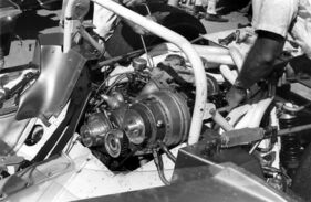 Indycar-Fahrer Al Unser fuhr 1966 in Bridgehampton einen Lola T 70 mit 4,7-Ford-Motor. Von einem Paxton-Lader beatmet, leistete der V8 mit dem komplizierten Auspuff-Geflecht rund 470 PS, war aber kaum siegfähig.