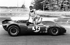 Ronnie Bucknum steigt 1968 in Elkhart Lake in heroischer Pose aus seinem Lola T 70. Bucknum war 1964 einer der Fahrer bei Hondas Formel-1-Debüt.
