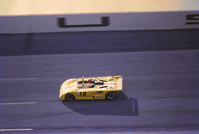 Lola T280 (1972) beim 6 Stunden Rennen von Daytona 1972 - In vollem Tempo dem Speedway entlang