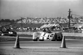 Lola T280 (1972) beim 6 Stunden Rennen von Daytona 1972 - Lola T 280 gefolgt von Alfa Romeo T33