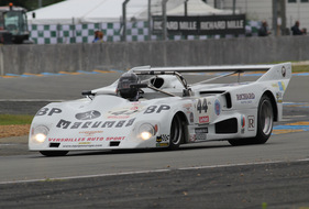 Lola T286 HU7 (1976) zielsicher in den Ford Schikanen - Gesamtplatz 3 im Plateau 6 (1972-1979) an der Le Mans Classic 2012