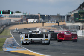 Lola T70 Mk IIIB (1969) auf der oft dicht befahrenen Zielgeraden - Plateau 5 (1966-1971) an der Le Mans Classic 2012
