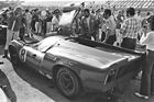Lola T70 Mk3 GT (1969) beim 24 Stunden Rennen von Daytona 1969 - James Garner (bei offener Tür mit Bart) gratuliert Lothar Motschenbacher zum 2. Platz