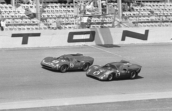 Lola T70 Mk3B GT (1969) beim 24 Stunden Rennen von Daytona 1969 - Gesamtsieger mit Nummer #6 im Sunoco Roger Penske Lola mit Mark Donohue und Chuck Parsons zusammen mit Platz 2 #8 AIR Lola T70 Mk 3B