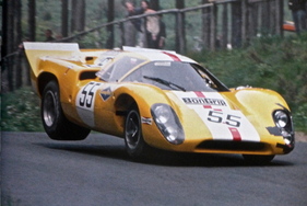 Lola T70 - Nur mit Heckspoilern ist gefährlich Springen am Nürburgring
