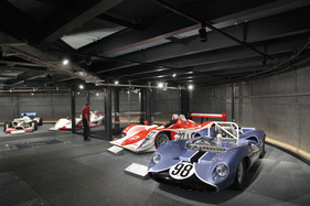 Lola T70 Spider und Lolga B05-40 auf dem mittleren Stock des Polygons - Erlebniswelt Autobau Romanshorn