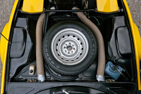 Lombardi 850 Grand Prix (1970) - das Abteil vorne wird vom Reserverad und Motorkühlung vollständig ausgefüllt