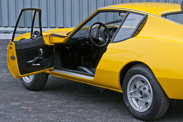 Lombardi 850 Grand Prix (1970) - weit öffnende Türen, trotzdem tun sich sportliche Leute einfacher mit dem Einsteigen