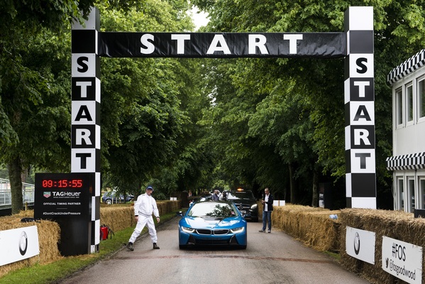 Lord March eröffnete die Strecke im modernen BMW i8 - Goodwood Festival of Speed 2016