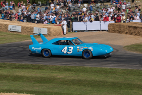 Lord March im Plymouth Superbird am Goodwood Festival of Speed 2015