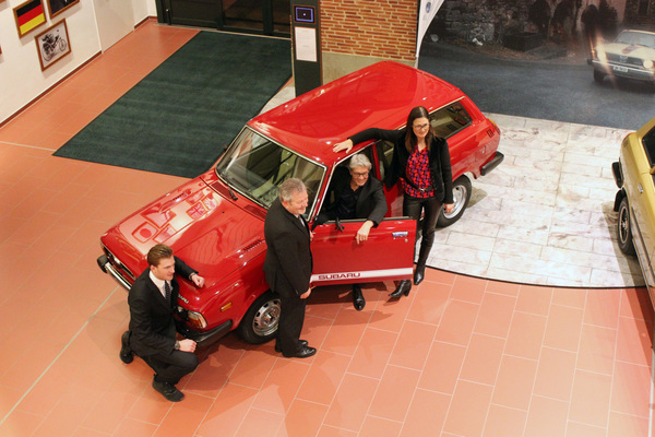 Bild Lorenz Frey, Werner Bärtschi sowie Bernhard und Mari Russi posieren für die Fotografen - Sonderschau "40 Jahre Subaru in der Schweiz"