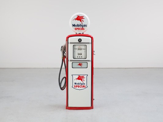 Bild Lot 18 - Tankstellen Zapfsäule “Mobil Gas ” - restauriert mit Beleuchtung - an der Versteigerung 245 "US Cars" von auctionata am 30. Mai 2015