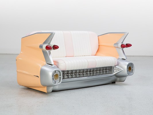 Lot 26 - Cadillac Sofa “Sunset Boulevard” mit Beleuchtung - an der Versteigerung 245 "US Cars" von auctionata am 30. Mai 2015