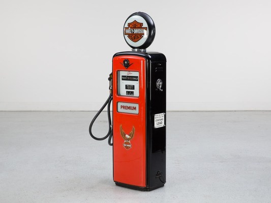 Lot 36 - Zapfsäule “Harley Davidson” - restauriert mit Beleuchtung - an der Versteigerung 245 "US Cars" von auctionata am 30. Mai 2015
