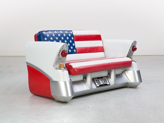 Lot 6 - Cadillac Sofa „Stars and Stripes“ mit Beleuchtung - an der Versteigerung 245 "US Cars" von auctionata am 30. Mai 2015