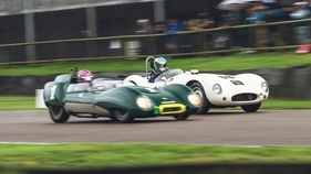 Lotus 15 Climax (1958) - Oliver Bryant verdrängt den Cooper-Jaguar T38 von 1955 von der Spitze
