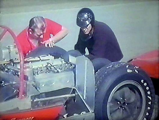 Lotus 19 (1962) beim 3 Stunden Rennen von Daytona 1962 - Dan Gurney untersucht seinen Lotus-Climax 19B zusammen mit Mechaniker Jerry Eisert (Standbild eines Levottofilms)