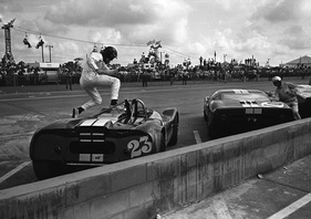 Lotus 19 J (1965) - Eines der bekanntesten Fotos von Dave Friedman - Dan Gurney springt gekonnt ins Cockpit seines Lotus 19J (12 Stunden von Sebring 1965)