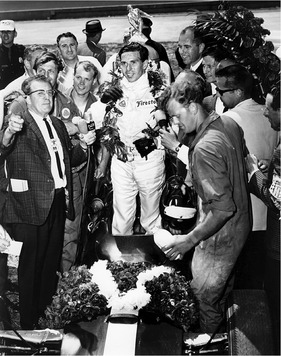 Lotus  (1965) - Jim Clark feiert in Indianapolis 1965 einen grossen Sieg Lotus  (1965) - Jim Clark feiert in Indianapolis 1965 einen grossen Sieg