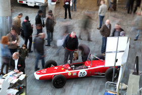 Bild Lotus 22 (1962) - das Auto von Jo Siffert weckte im Eingangsbereich auf dem Stand der Automobil Revue viel Interesse - Oldtimer- und Teilemarkt Fribourg 2014