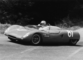 Lotus 23 (1962) - Rob Huber am Steuer des flachen Sportwagens Lotus 23 (1962) - Rob Huber am Steuer des flachen Sportwagens