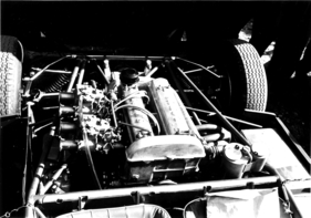 Lotus 23B (1964) - Blick auf den neuen Motor mit zwei obenliegenden Nockenwellen Lotus 23B (1964) - Blick auf den neuen Motor mit zwei obenliegenden Nockenwellen