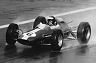 Bild: Lotus 25 (1964) - Jim Clark in seinem Massanzug ohne Regenmantel auf der Solitude 1964