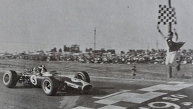 Lotus 49 (1967) – «Der perfekte Rennwagen fällt nach der Ziellinie auseinander» (O-Ton Chapman). Bei Clarks Sieg in Watkins Glen 1968 hat sich das rechte Hinterrad schon kurz vor der Linie darauf vorbereitet...