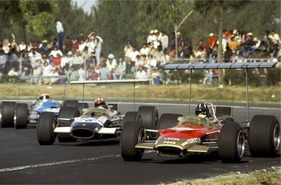 Lotus 49 (1968) - beim GP von Mexico kämpfte Jo Siffert (Mitte) mit dem späteren Sieger Graham Hill und Jackie Stewart