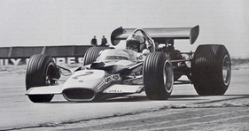 Lotus 49B (1968) – Beim Bremsen geht der 49B ordentlich in die Knie.