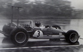 Lotus 49B (1968) – Im Regen ist der Anpressdruck natürlich besonders gefragt.
