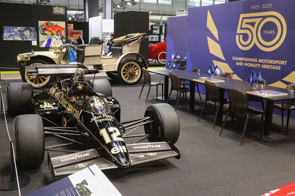 Lotus 95T Renault (1984) – gefahren von de Angelis und Mansell - auf dem Stand der FIA – Rétromobile Paris 2025