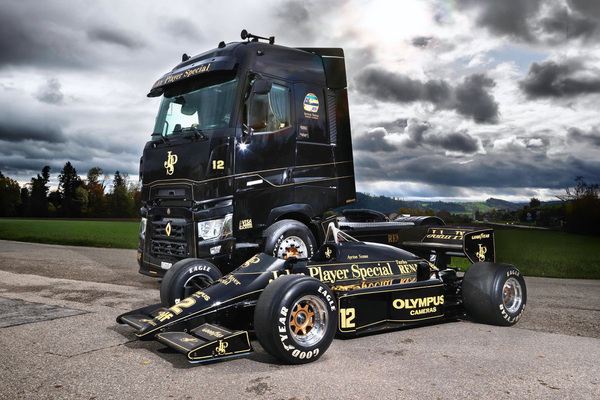 Bild: Lotus 97T (1985) - mit dem passenden Renntransporter