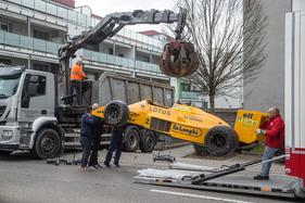 Lotus 99 (1987) - Keine Sorge, das Auto wandert nicht auf die Müllkippe