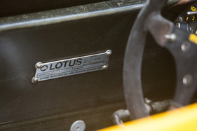 Lotus 99 (1987) - Plakette mit Chassis- und Motorennummer