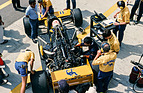 Lotus 99 (1987) - Saturo Nakajima beim GP Frankreich. Ganz rechts im Bild Computerspezialist Peter Wright beim Auslesen der Daten.