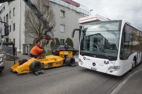 Lotus 99 (1987) - Wenn eine Rennlegende auf der Strasse steht, hat der öffentliche Verkehr eben zu warten.