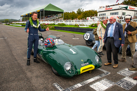 Lotus Climax Type 15 (1958) – Die Zigarre musste er wohl nicht zurückgeben, aber nach der technischen Kontrolle wurde Oliver Bryant wegen Unstimmigkeiten am Auto disqualifiziert – Goodwood Revival 2025