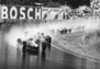 Lotus Coventry Climax (1964) - Jim Clark führt mit dem Lotus F1 das Feld nach dem Start bei schlechter Sicht in eine Linkskurve beim Solitude-Rennen 1964 (© Archiv Automobil Revue) Lotus Coventry Climax (1964) - Jim Clark führt mit dem Lotus F1 das Feld nach dem Start bei schlechter Sicht in eine Linkskurve beim Solitude-Rennen 1964 (© Archiv Automobil Revue)