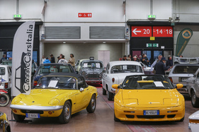 Lotus Elan (1969) - neben seinem Neunzigerjahre-Nachfolger Elan S2 mit Frontmotor - 42. Auto e Moto d'Epoca 2025