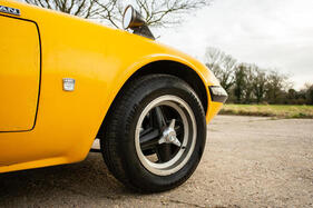 Lotus Elan GT (1966) – 13-Zoll-Leichtmetallräder von Revolution mit Zentralverschluss